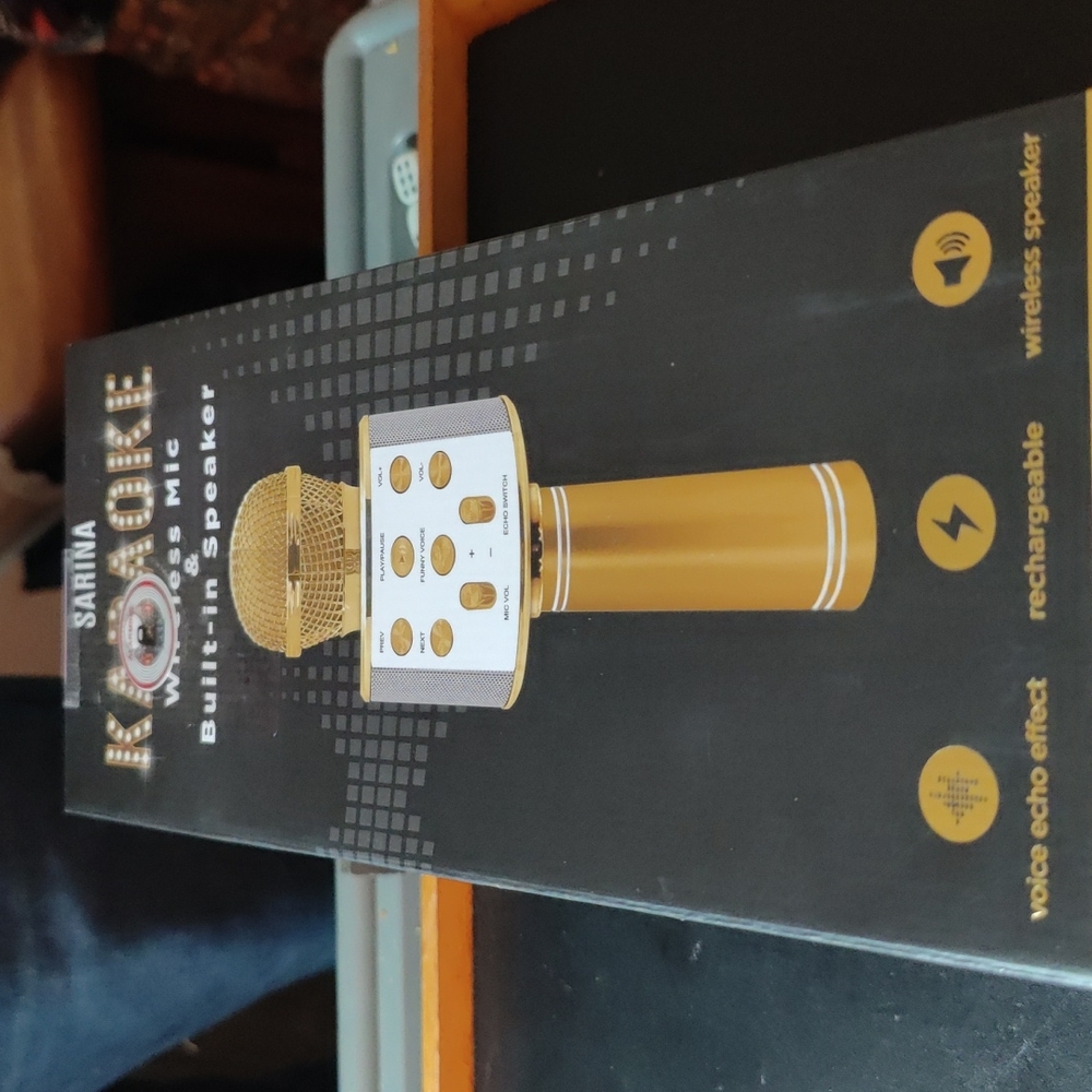 🎊Wireless Bluetooth Karaoke Microphone n Built in Speaker.